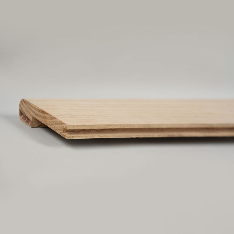 จมูกบันไดไม้โอ๊คขาวทั้งท่อน (ยังไม่ทาสี) – สีโอ๊คธรรมชาติ –1/2'x2 15/16'